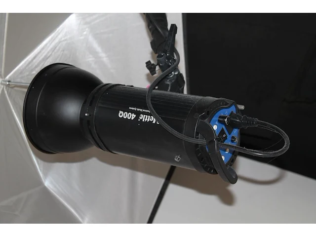 Twee studioflitsers mettle 200 en 400 q met paraplusoftboxen. plafondbeugels niet aanwezig - afbeelding 4 van  5