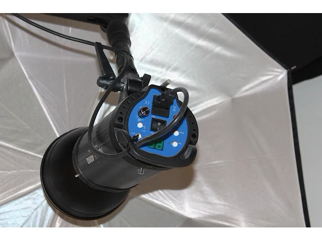 Twee studioflitsers mettle 200 en 400 q met paraplusoftboxen. plafondbeugels niet aanwezig - afbeelding 5 van  5