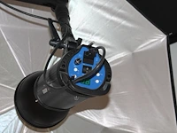 Twee studioflitsers mettle 200 en 400 q met paraplusoftboxen. plafondbeugels niet aanwezig - afbeelding 5 van  5