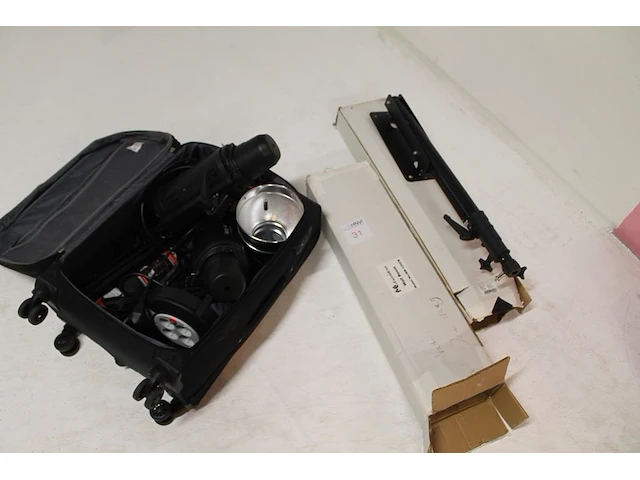 Twee studioflitsers mettle 400 q met kappen en diverse accessoires in reiskoffer en twee verstelbare falco ... - afbeelding 1 van  5