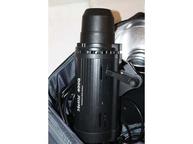 Twee studioflitsers mettle 400 q met kappen en diverse accessoires in reiskoffer en twee verstelbare falco ... - afbeelding 2 van  5