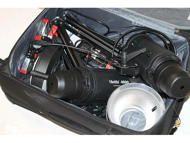 Twee studioflitsers mettle 400 q met kappen en diverse accessoires in reiskoffer en twee verstelbare falco ... - afbeelding 5 van  5