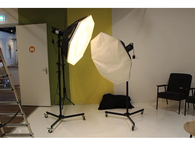 Twee studioflitsers mettle 400 q met parapluboxen op statief. - afbeelding 1 van  4