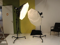 Twee studioflitsers mettle 400 q met parapluboxen op statief. - afbeelding 1 van  4