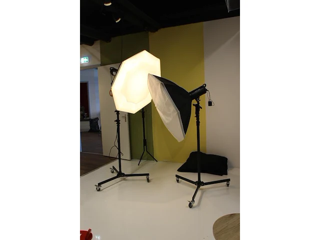 Twee studioflitsers mettle 400 q met parapluboxen op statief. - afbeelding 2 van  4