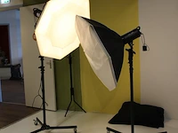 Twee studioflitsers mettle 400 q met parapluboxen op statief. - afbeelding 2 van  4