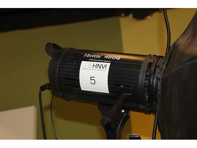 Twee studioflitsers mettle 400 q met parapluboxen op statief. - afbeelding 3 van  4