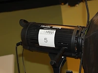 Twee studioflitsers mettle 400 q met parapluboxen op statief. - afbeelding 3 van  4