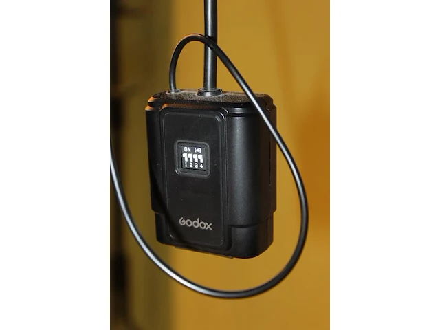 Twee studioflitsers mettle 400 q met parapluboxen op statief. - afbeelding 4 van  4