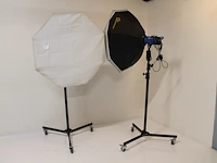 Twee studioflitsers mettle 400 q met parapluboxen op statief. - afbeelding 1 van  10