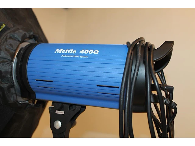Twee studioflitsers mettle 400 q met parapluboxen op statief. - afbeelding 3 van  10