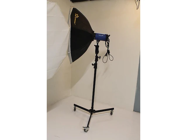 Twee studioflitsers mettle 400 q met parapluboxen op statief. - afbeelding 9 van  10