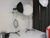 Twee studiolampen mettle 400 q met parapluboxen op statief. Twee studiolampen mettle 400 q met parapluboxen op statief.