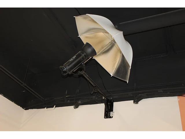 Twee studioflitsers mettle 400 q met paraplusoftboxen aan verstelbare falco eyes wb 1250 wallbomen. - afbeelding 1 van  3