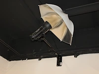 Twee studioflitsers mettle 400 q met paraplusoftboxen aan verstelbare falco eyes wb 1250 wallbomen. - afbeelding 1 van  3