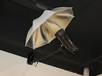 Twee studioflitsers mettle 400 q met paraplusoftboxen aan verstelbare falco eyes wb 1250 wallbomen. - afbeelding 2 van  3
