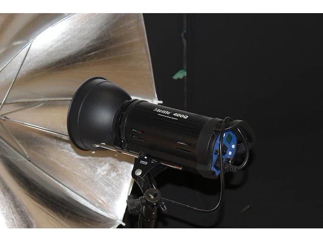 Twee studioflitsers mettle 400 q met paraplusoftboxen aan verstelbare falco eyes wb 1250 wallbomen. - afbeelding 3 van  3