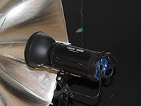 Twee studioflitsers mettle 400 q met paraplusoftboxen aan verstelbare falco eyes wb 1250 wallbomen. - afbeelding 3 van  3