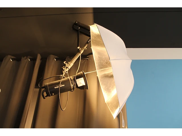 Twee studioflitsers mettle 400 q met paraplusoftboxen aan verstelbare falco eyes wb 1250 wallbomen. - afbeelding 5 van  8