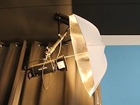 Twee studioflitsers mettle 400 q met paraplusoftboxen aan verstelbare falco eyes wb 1250 wallbomen. - afbeelding 5 van  8