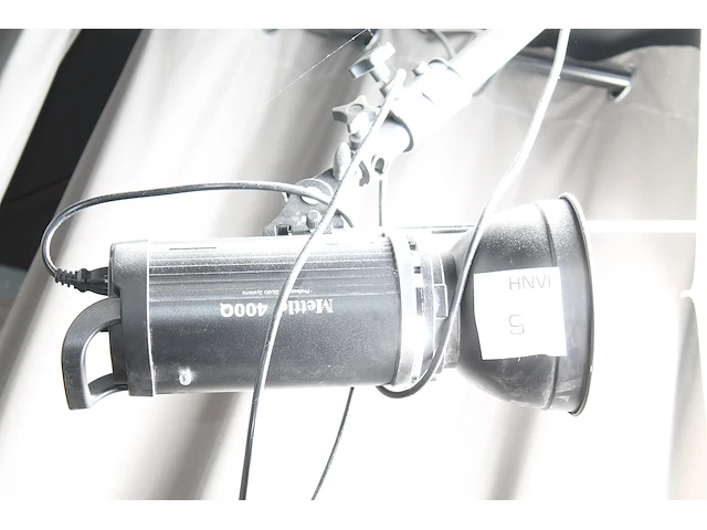 Twee studioflitsers mettle 400 q met paraplusoftboxen aan verstelbare falco eyes wb 1250 wallbomen. - afbeelding 6 van  8
