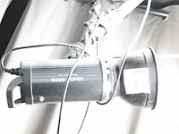 Twee studioflitsers mettle 400 q met paraplusoftboxen aan verstelbare falco eyes wb 1250 wallbomen. - afbeelding 6 van  8