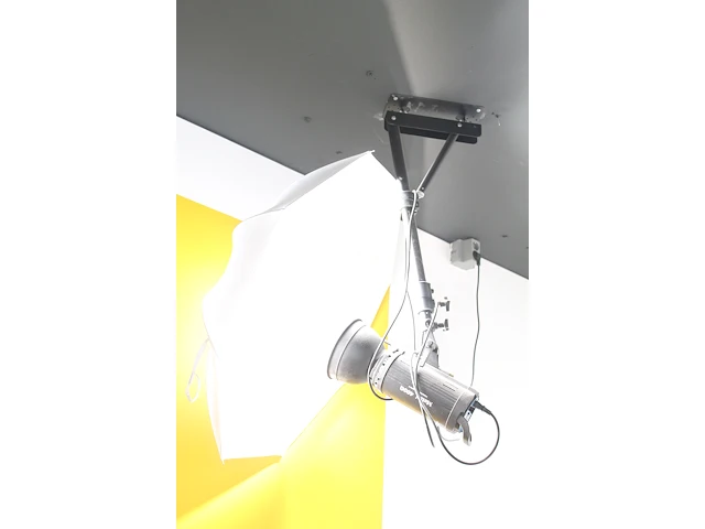 Twee studioflitsers mettle 400 q met paraplusoftboxen aan verstelbare falco eyes wb 1250 wallbomen. - afbeelding 7 van  8