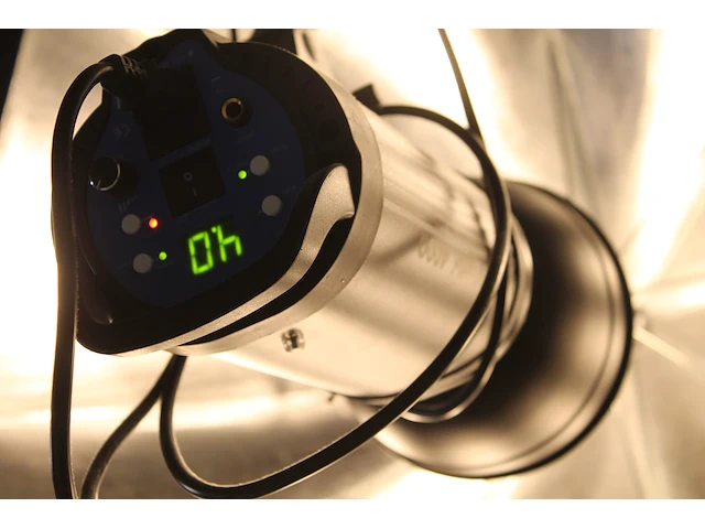 Twee studioflitsers mettle 400 q met paraplusoftboxen aan verstelbare falco eyes wb 1250 wallbomen. - afbeelding 8 van  8