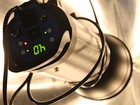 Twee studioflitsers mettle 400 q met paraplusoftboxen aan verstelbare falco eyes wb 1250 wallbomen. - afbeelding 8 van  8