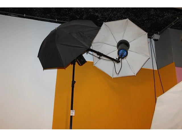 Twee studioflitsers mettle 400 q met paraplusoftboxen aan verstelbare falco eyes wb 1250 wallboom en op sta... - afbeelding 1 van  3