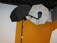 Twee studioflitsers mettle 400 q met paraplusoftboxen aan verstelbare falco eyes wb 1250 wallboom en op sta... - afbeelding 1 van  3
