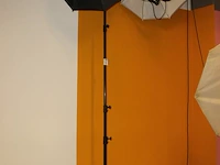 Twee studioflitsers mettle 400 q met paraplusoftboxen aan verstelbare falco eyes wb 1250 wallboom en op sta... - afbeelding 2 van  3
