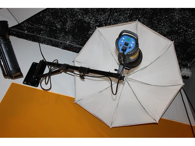 Twee studioflitsers mettle 400 q met paraplusoftboxen aan verstelbare falco eyes wb 1250 wallboom en op sta... - afbeelding 3 van  3