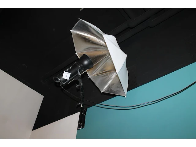 Twee studioflitsers mettle 400 q met paraplusoftboxen aan verstelbare falco eyes wb 1250 wallboom en op sta... - afbeelding 1 van  5