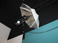 Twee studioflitsers mettle 400 q met paraplusoftboxen aan verstelbare falco eyes wb 1250 wallboom en op sta... - afbeelding 1 van  5