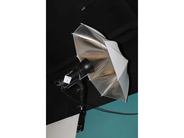 Twee studioflitsers mettle 400 q met paraplusoftboxen aan verstelbare falco eyes wb 1250 wallboom en op sta... - afbeelding 2 van  5
