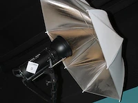 Twee studioflitsers mettle 400 q met paraplusoftboxen aan verstelbare falco eyes wb 1250 wallboom en op sta... - afbeelding 2 van  5