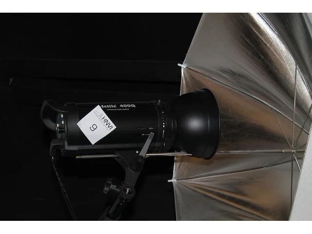 Twee studioflitsers mettle 400 q met paraplusoftboxen aan verstelbare falco eyes wb 1250 wallboom en op sta... - afbeelding 3 van  5