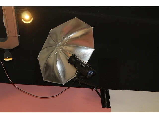 Twee studioflitsers mettle 400 q met paraplusoftboxen aan verstelbare falco eyes wb 1250 wallboom en op sta... - afbeelding 5 van  5