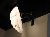 Twee studioflitsers mettle 400 q met paraplusoftboxen en 1 verstelbare falco eyes wb 1250 wallboom. let op ... - afbeelding 1 van  7