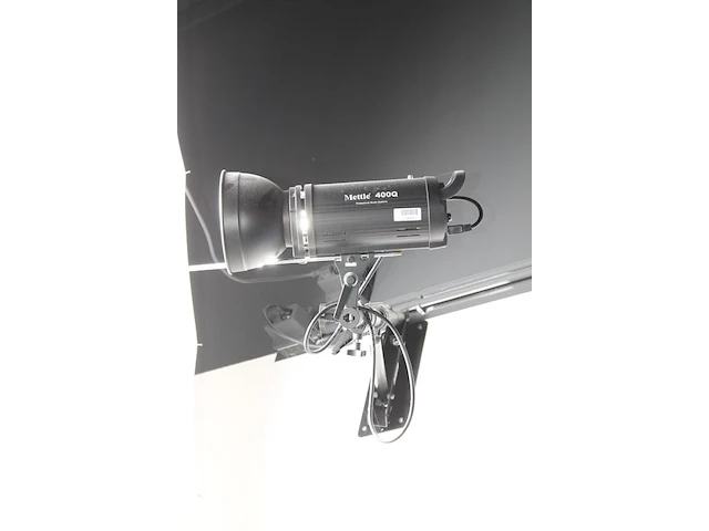 Twee studioflitsers mettle 400 q met paraplusoftboxen en 1 verstelbare falco eyes wb 1250 wallboom. let op ... - afbeelding 2 van  7
