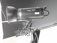 Twee studioflitsers mettle 400 q met paraplusoftboxen en 1 verstelbare falco eyes wb 1250 wallboom. let op ... - afbeelding 2 van  7