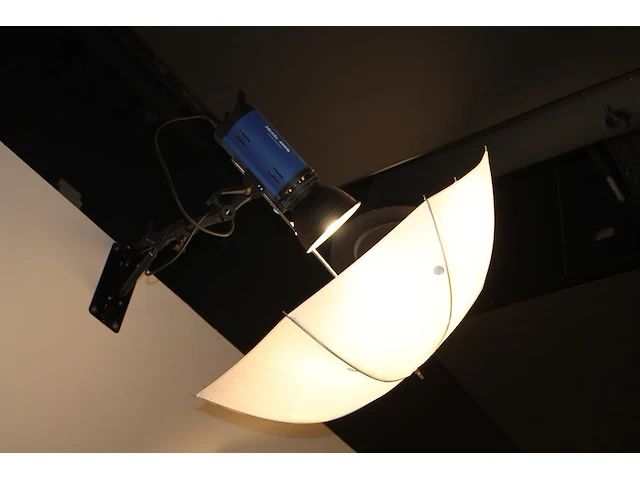 Twee studioflitsers mettle 400 q met paraplusoftboxen en 1 verstelbare falco eyes wb 1250 wallboom. let op ... - afbeelding 3 van  7