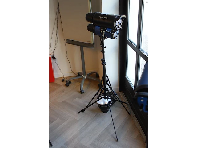 Twee studioflitsers mettle 400 q op statief. - afbeelding 3 van  3
