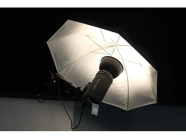 Twee studioflitsers mettle 600 q met paraplusoftboxen aan verstelbare falco eyes wb 1250 wallbomen - afbeelding 1 van  6