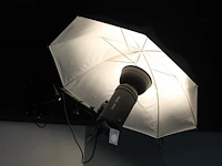 Twee studioflitsers mettle 600 q met paraplusoftboxen aan verstelbare falco eyes wb 1250 wallbomen - afbeelding 2 van  6