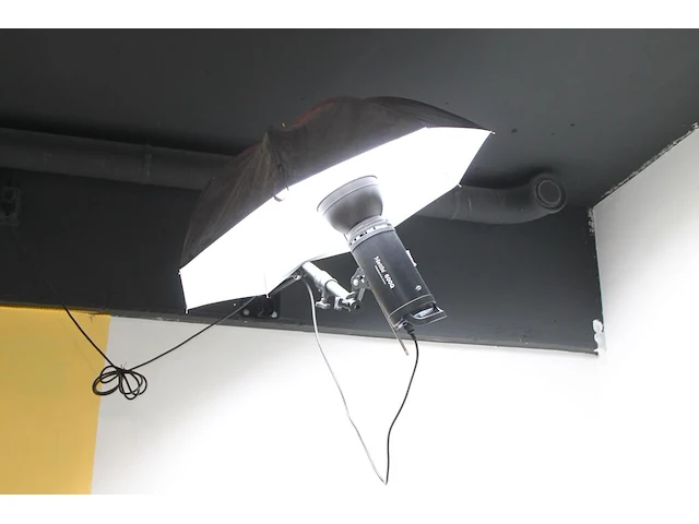 Twee studioflitsers mettle 600 q met paraplusoftboxen aan verstelbare falco eyes wb 1250 wallbomen - afbeelding 3 van  6