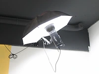 Twee studioflitsers mettle 600 q met paraplusoftboxen aan verstelbare falco eyes wb 1250 wallbomen - afbeelding 3 van  6