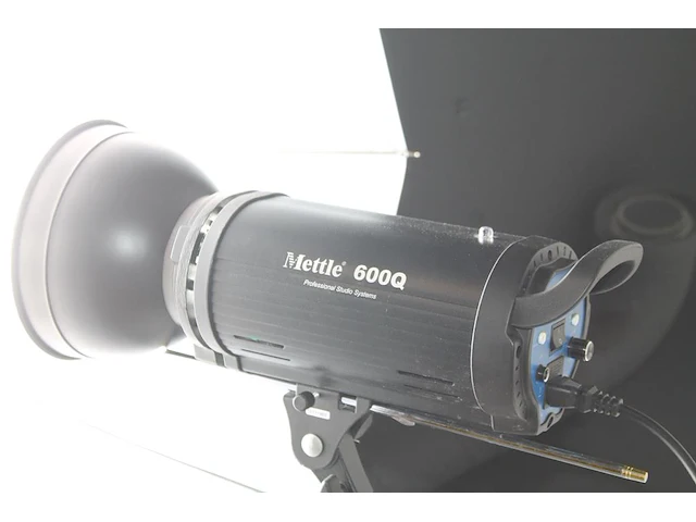 Twee studioflitsers mettle 600 q met paraplusoftboxen aan verstelbare falco eyes wb 1250 wallbomen - afbeelding 5 van  6