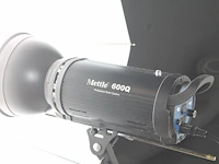 Twee studioflitsers mettle 600 q met paraplusoftboxen aan verstelbare falco eyes wb 1250 wallbomen - afbeelding 5 van  6